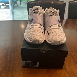 Men’s size 12.5 KD basketball shoe